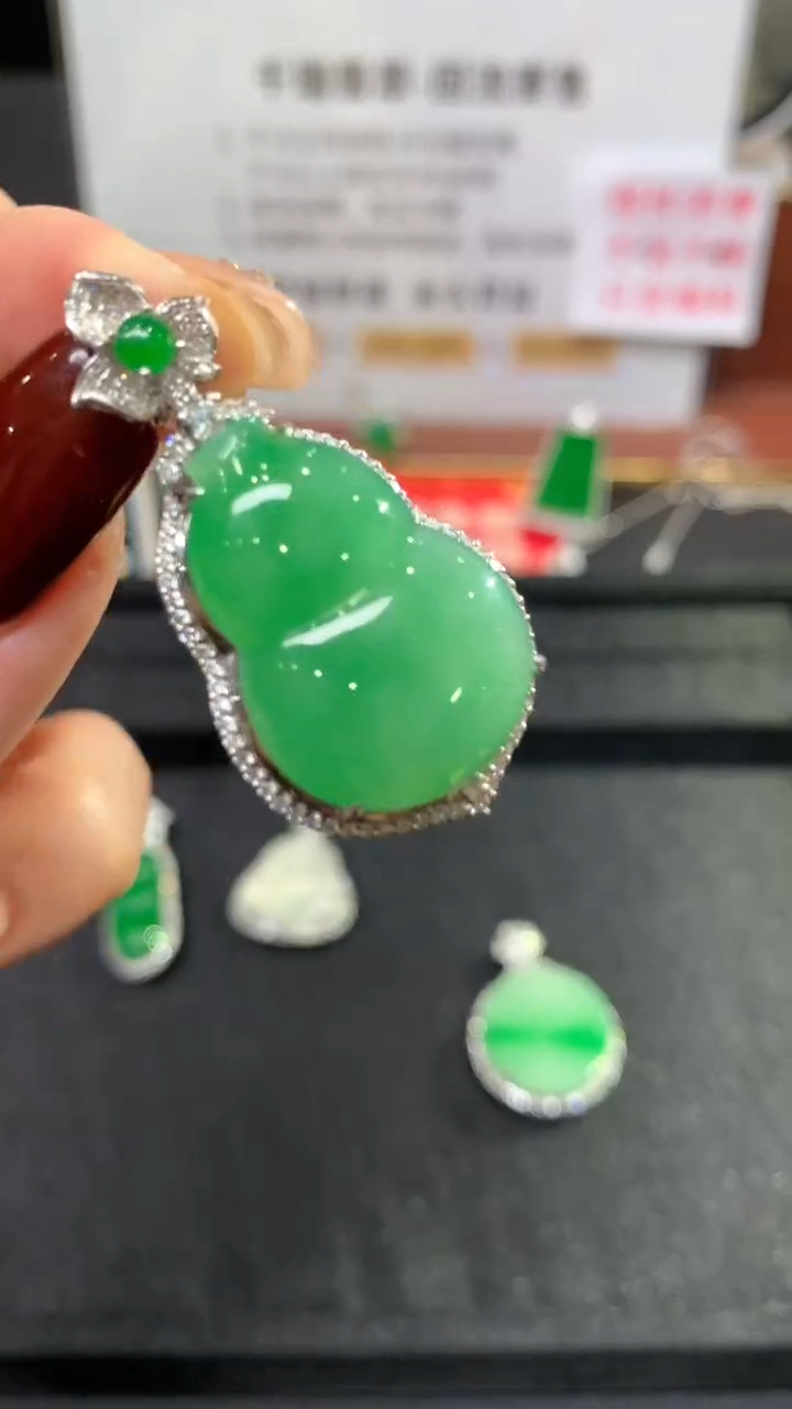 【闪购商品】翡翠吊坠(不含链)18K金镶嵌葫芦回流不退不换|16800+0