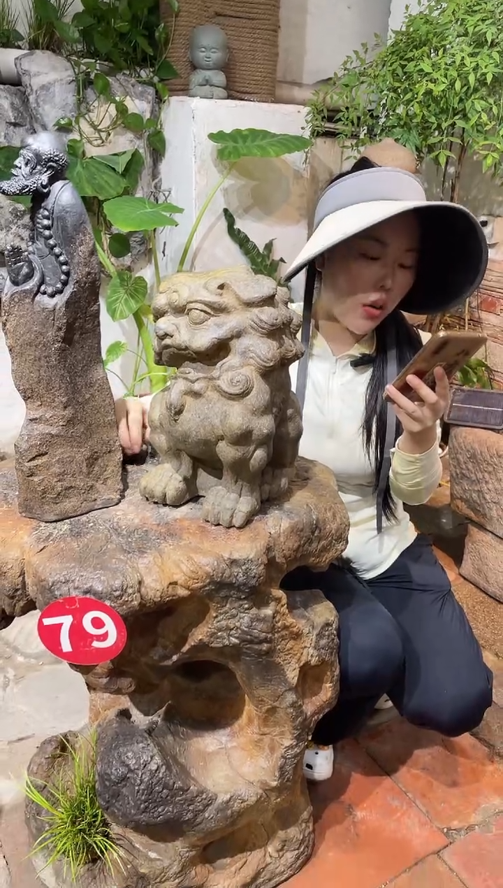 人造板狮来运转摆件