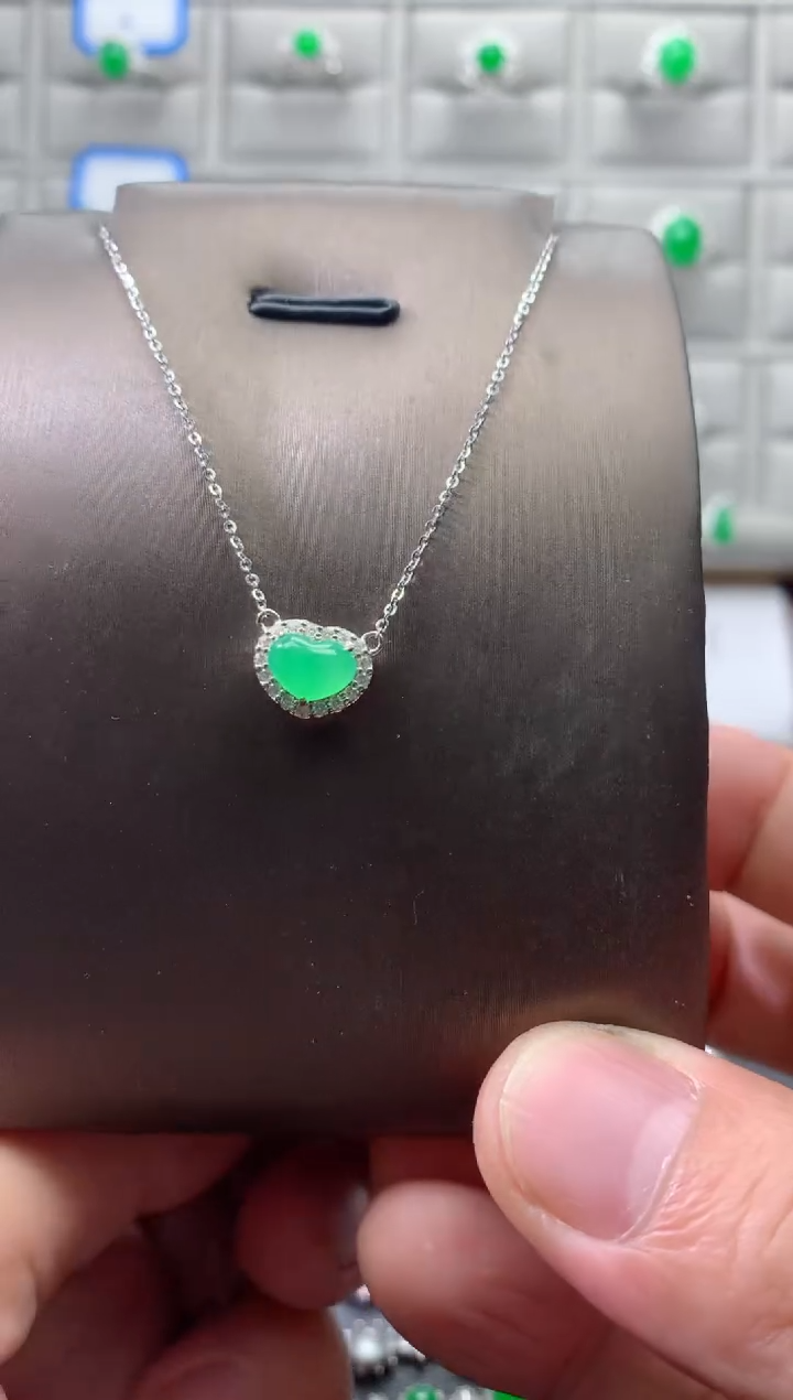 颈饰18K金镶嵌翡翠18K翡翠伴钻