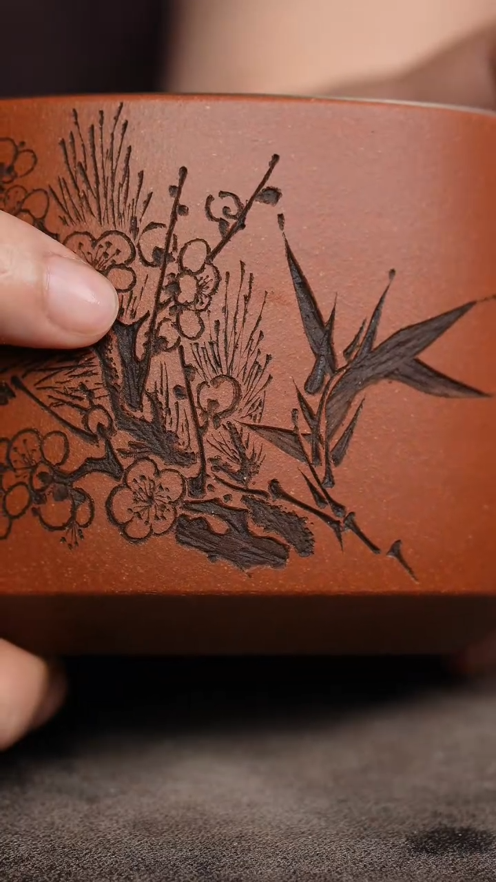 底槽清粉红降坡刻绘松竹梅紫砂杯