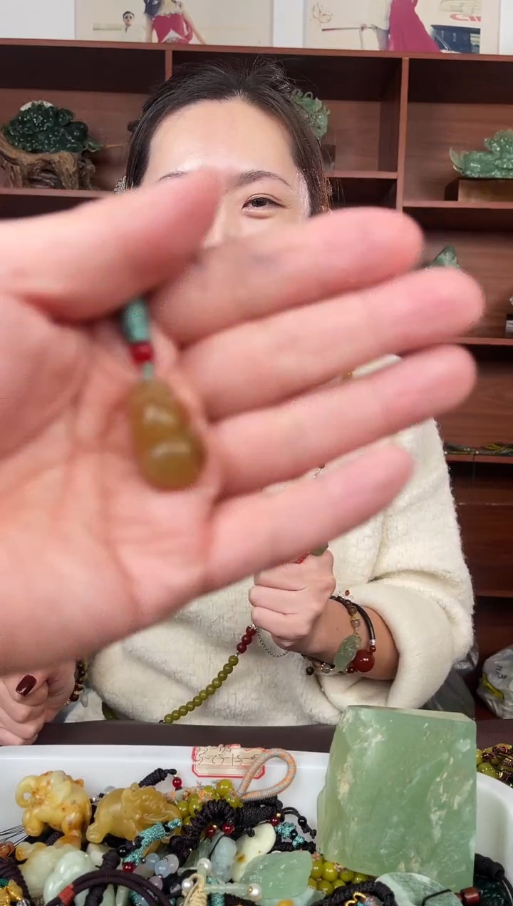 未镶嵌蛇纹石玉颈饰·