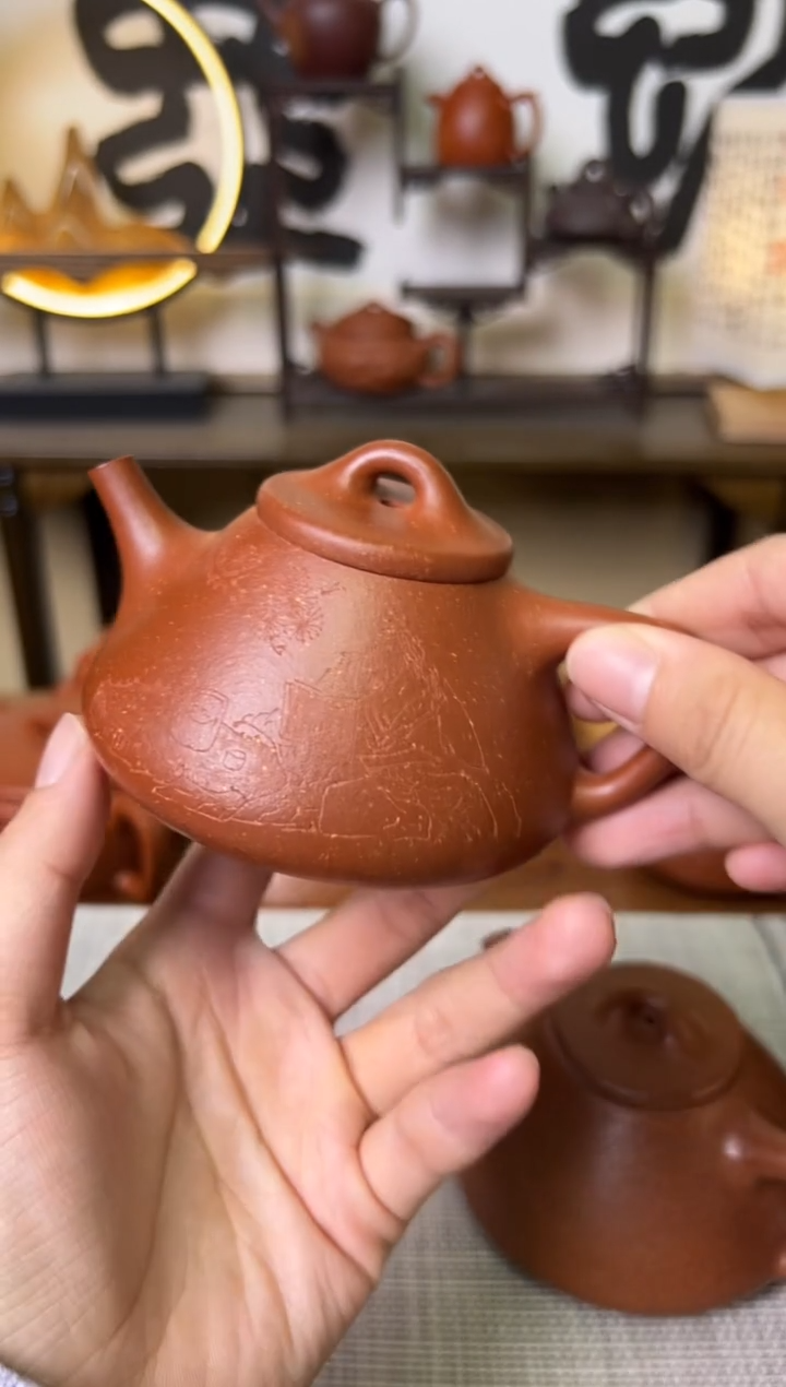 【闪购商品】段泥茶壶红降坡子冶石瓢壶人物刻170CC-甘来兵