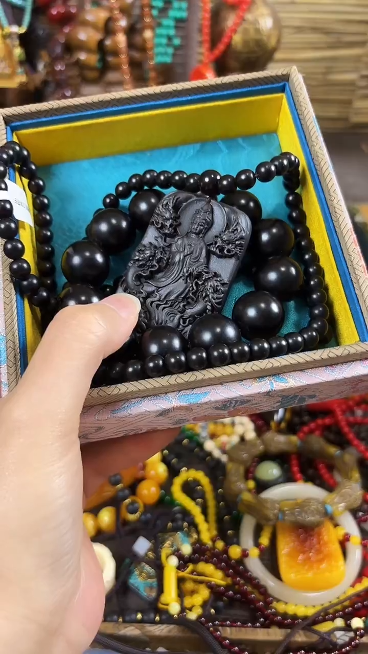 未镶嵌颈饰琥珀..................