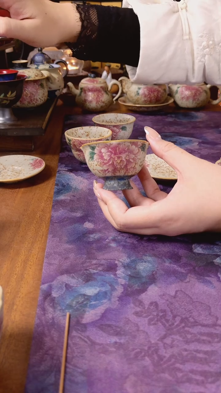 青花火石红牡丹高脚杯