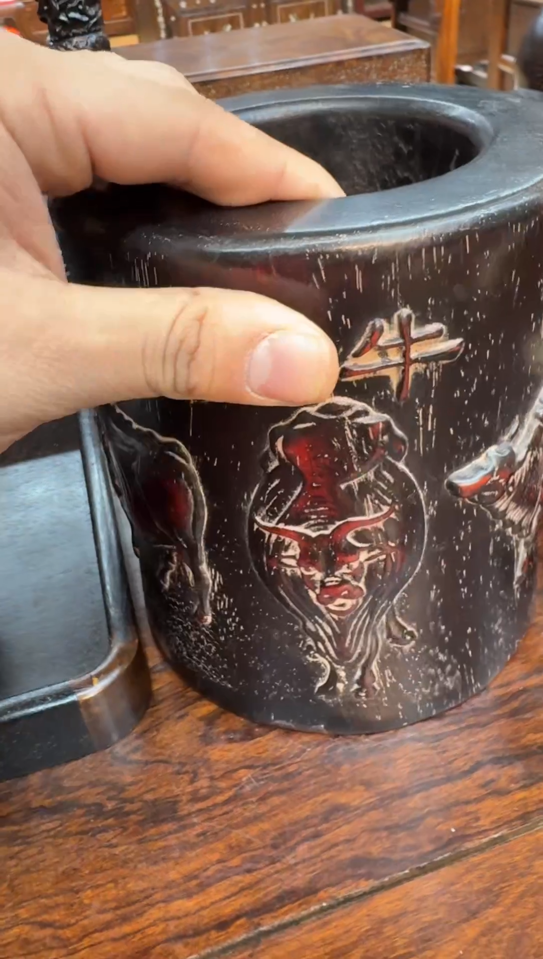 小叶紫檀雕刻五牛图笔筒