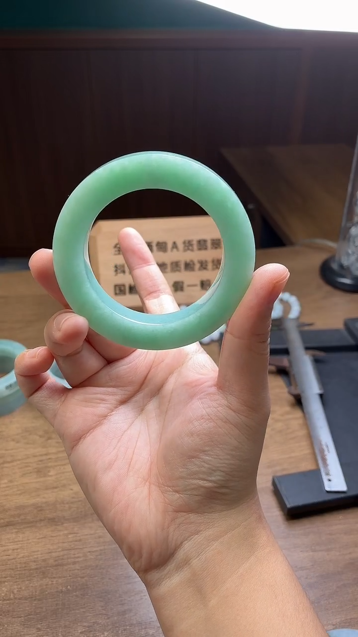 未镶嵌手镯定制翡翠唱***哒定制