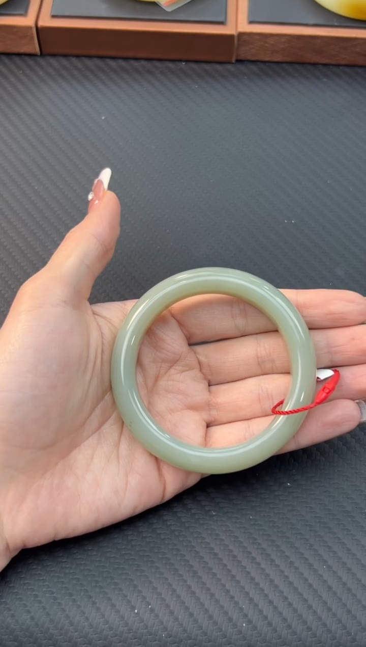 【闪购商品】和田玉手镯未镶嵌且末微色差近矿54手镯