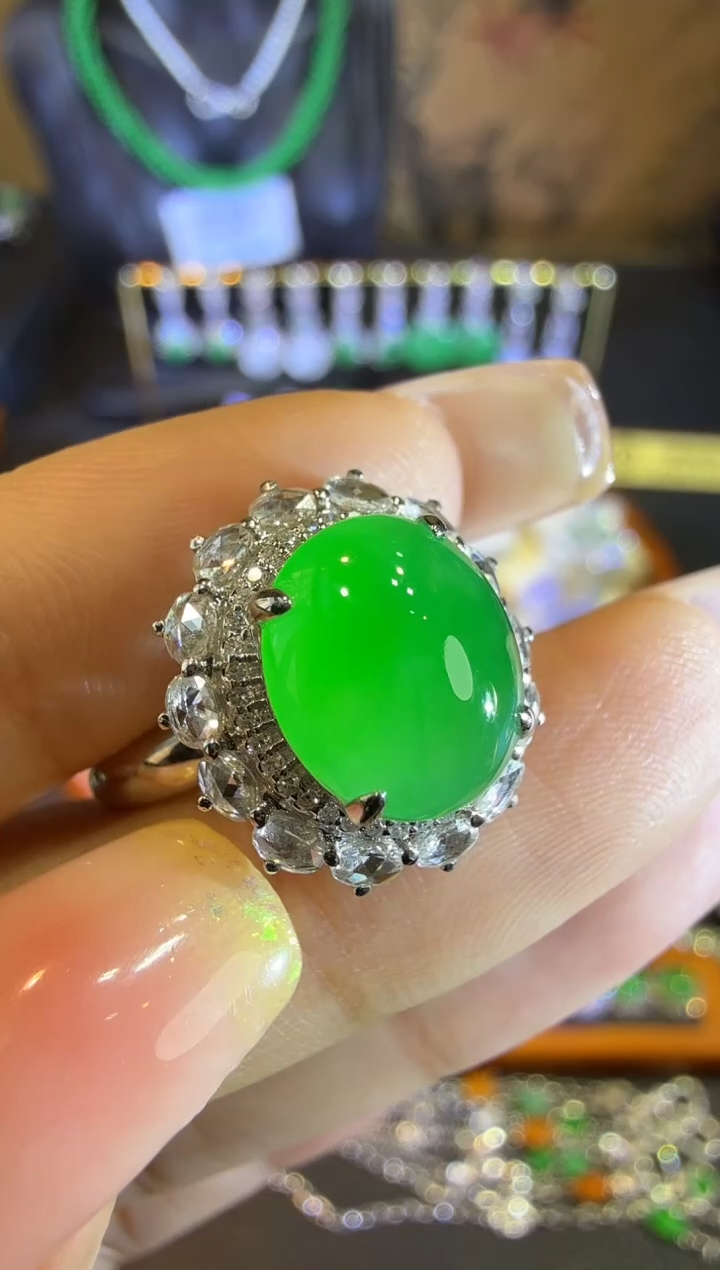 【闪购商品】翡翠戒指18K金镶嵌满绿正阳绿蛋面