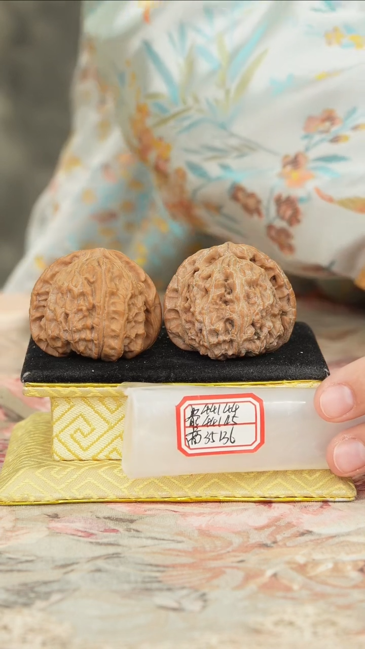 【闪购商品】文玩核桃把件白狮子