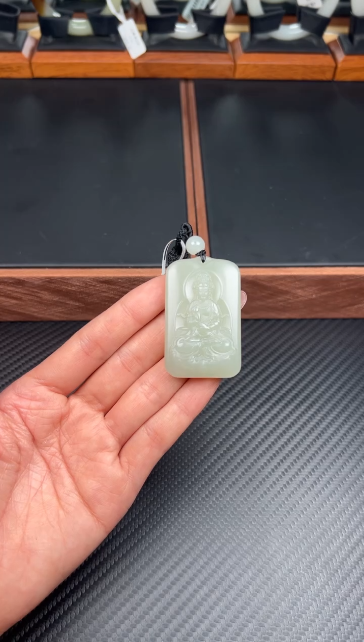吊坠(赠链)未镶嵌和田玉且末微色差近矿
