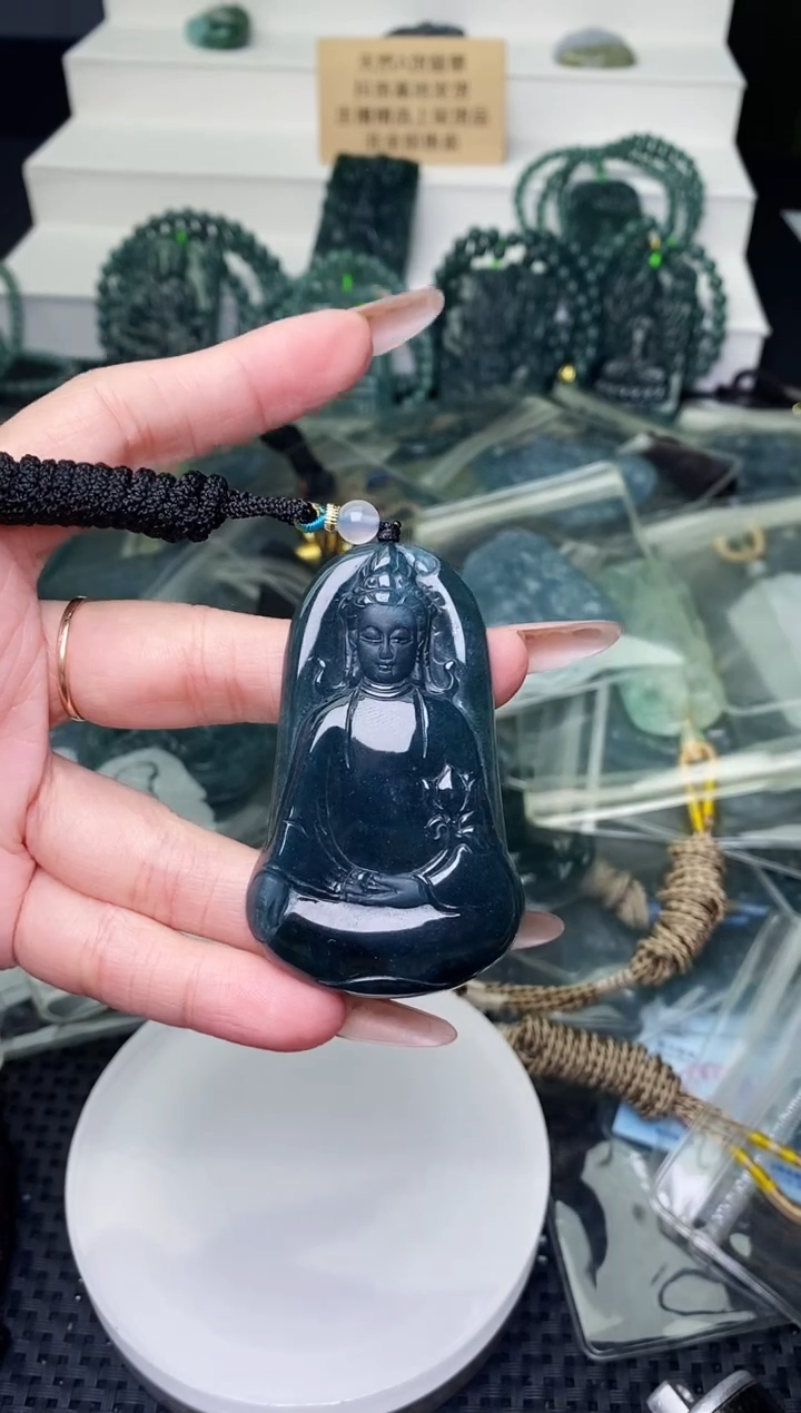 颈饰未镶嵌翡翠 