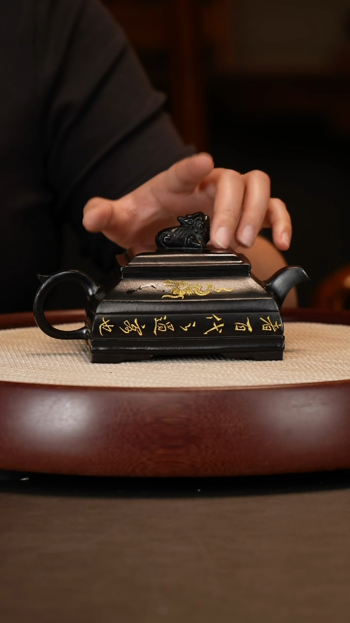 【闪购商品】紫砂茶壶黑金刚瑞兽+吴顺华画壶承三罐茶叶