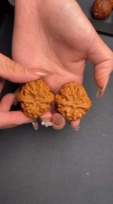 【闪购商品】文玩核桃把件红锦鲤40左右（已打底）