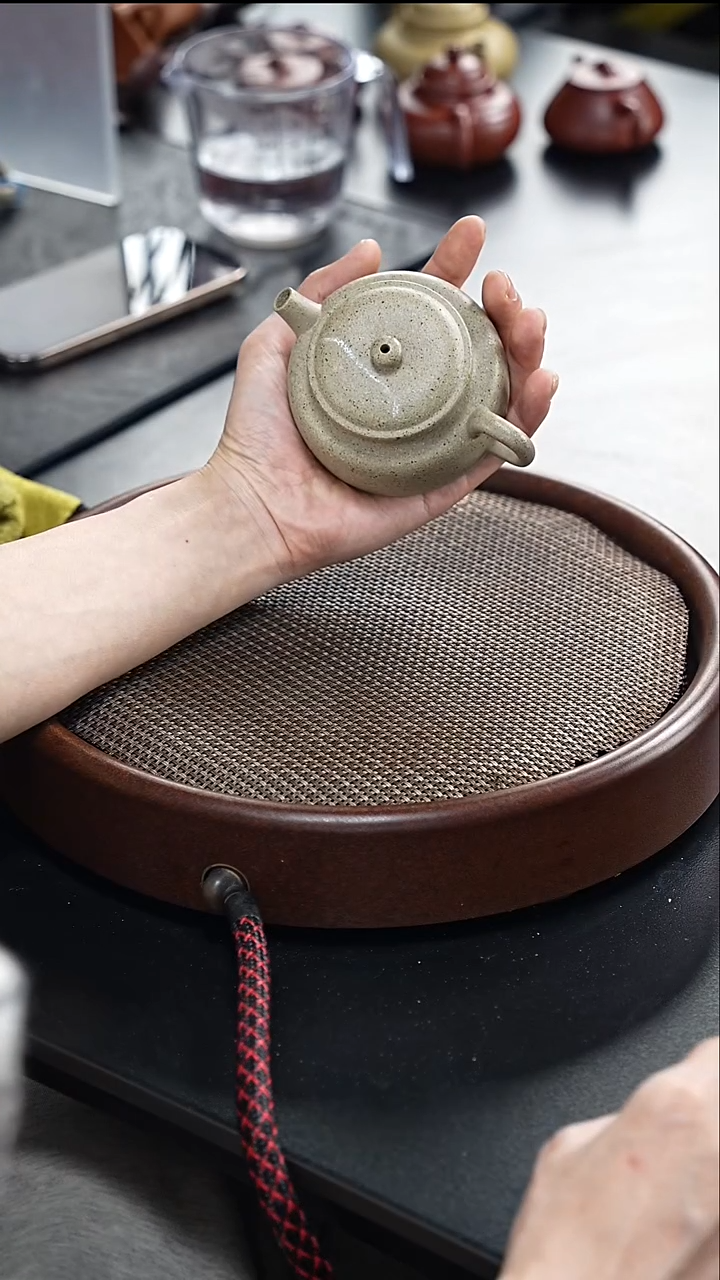 茶壶紫砂扁德中-黑段-全手工微微瑕-150cc