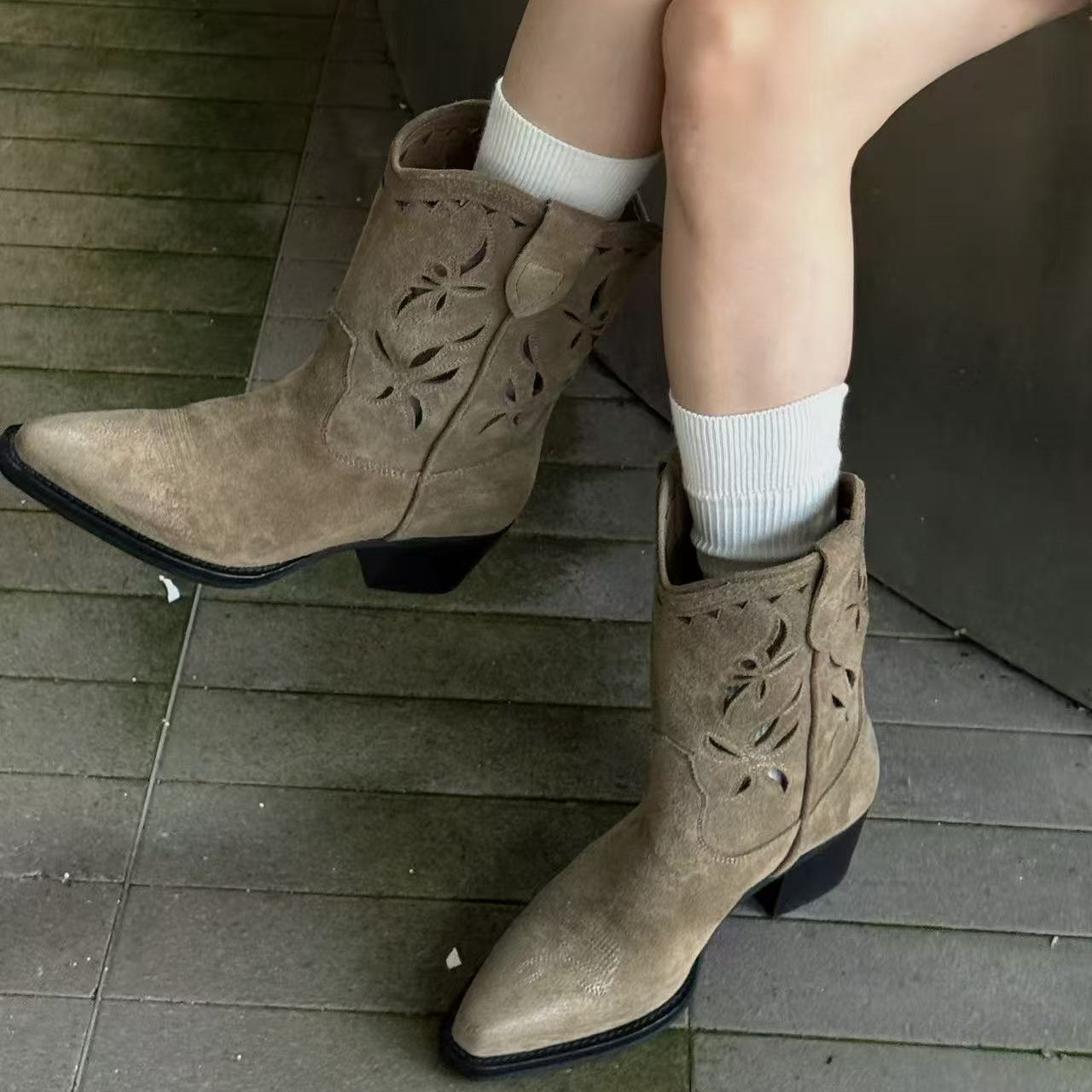 诗歌兰真皮女靴2025秋季新款时尚复古复古镂空短靴子女尖头西部靴