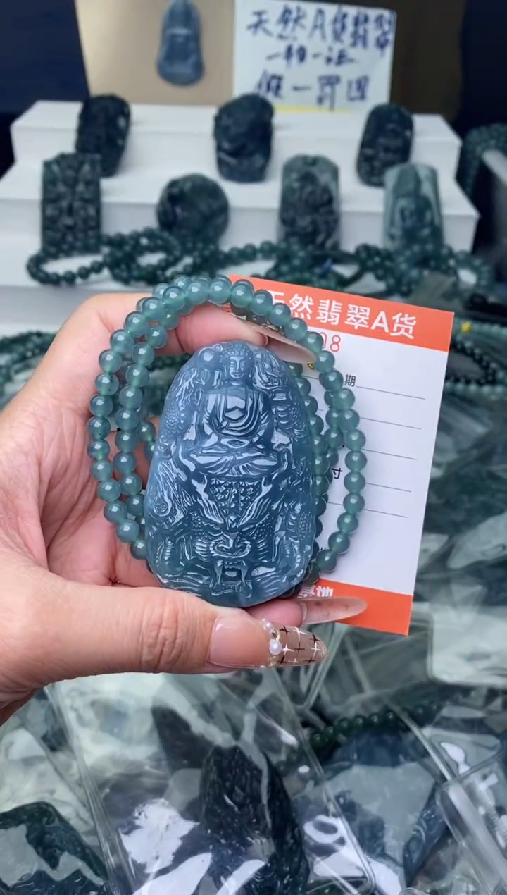 翡翠未镶嵌颈饰·········