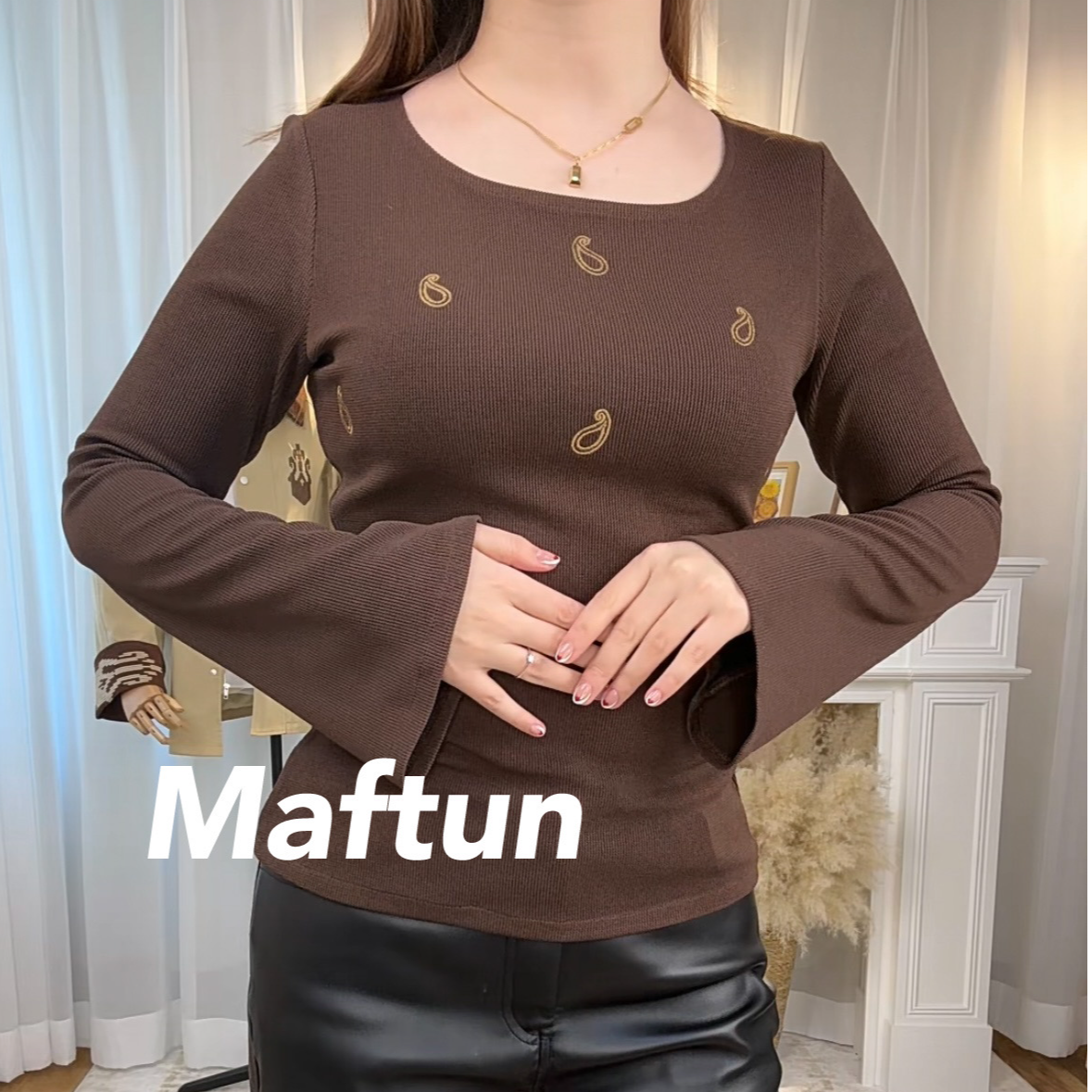 Maftun 民族风巴达木碎花刺绣喇叭袖显瘦高弹力方领打底衫