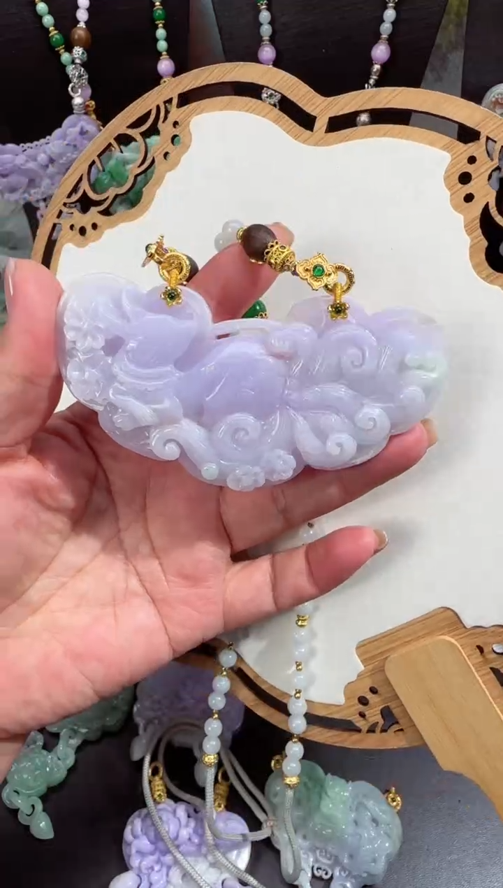 翡翠未镶嵌颈饰拍照