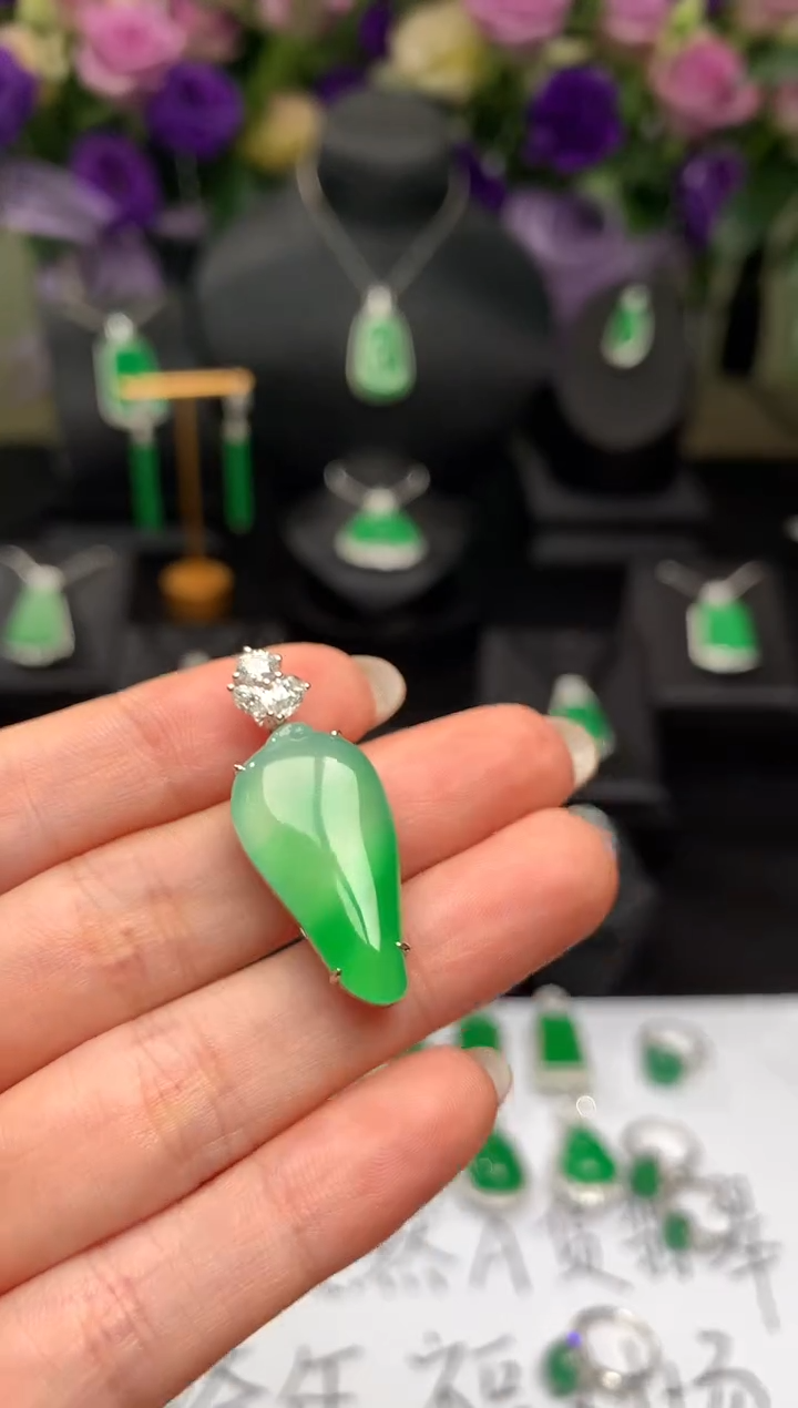 颈饰18K金镶嵌翡翠福瓜