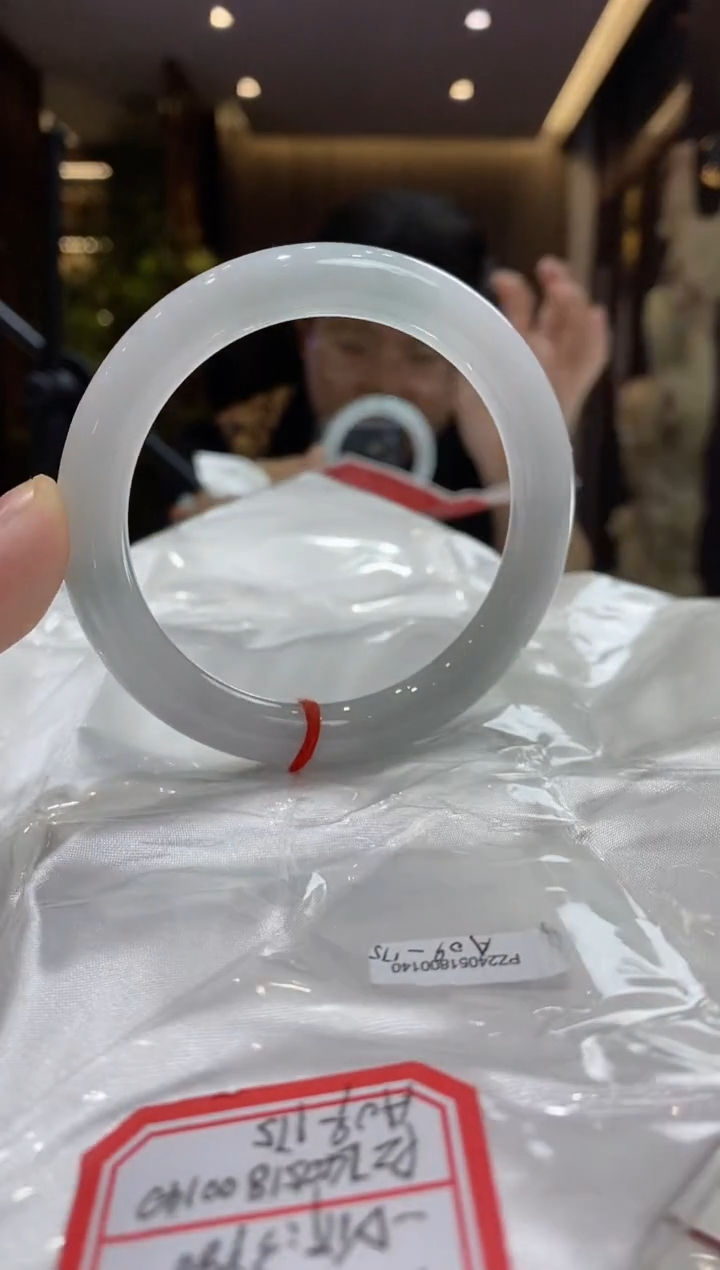 【闪购商品】翡翠手镯未镶嵌9号56-57圈口