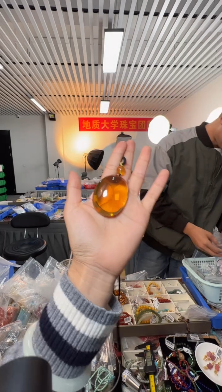 琥珀颈饰未镶嵌缅甸金兰蓝珀随形吊坠20.5克