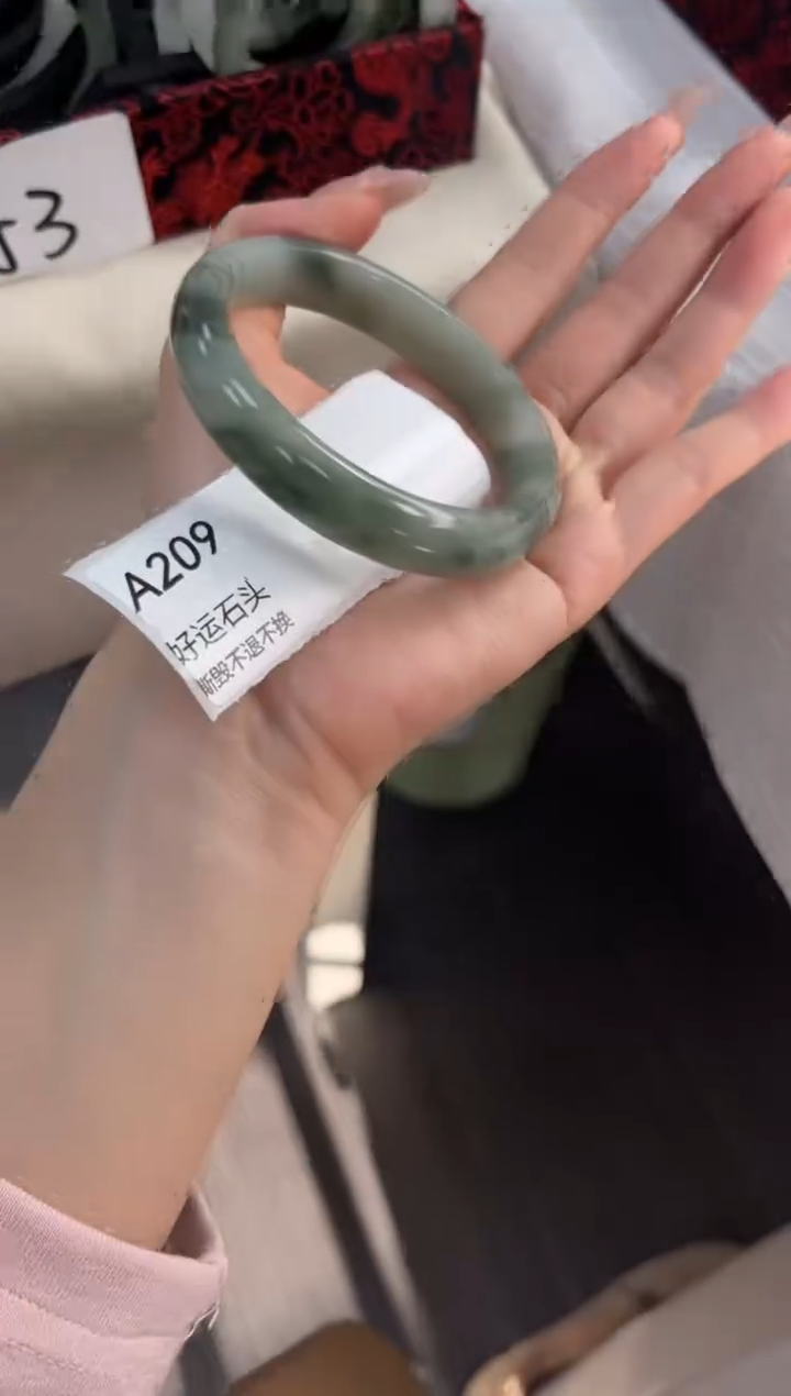 未镶嵌手镯石英质玉微瑕a209