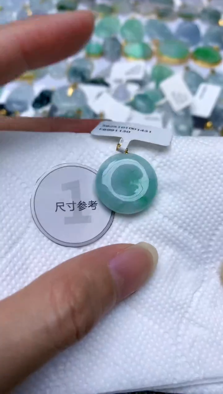 颈饰18K金镶嵌翡翠天然A货翡翠