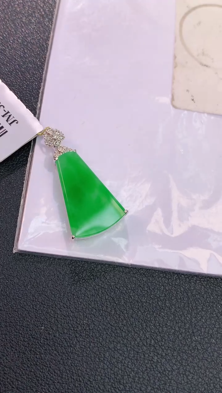 颈饰18K金镶嵌翡翠赠礼盒证书 麦麦