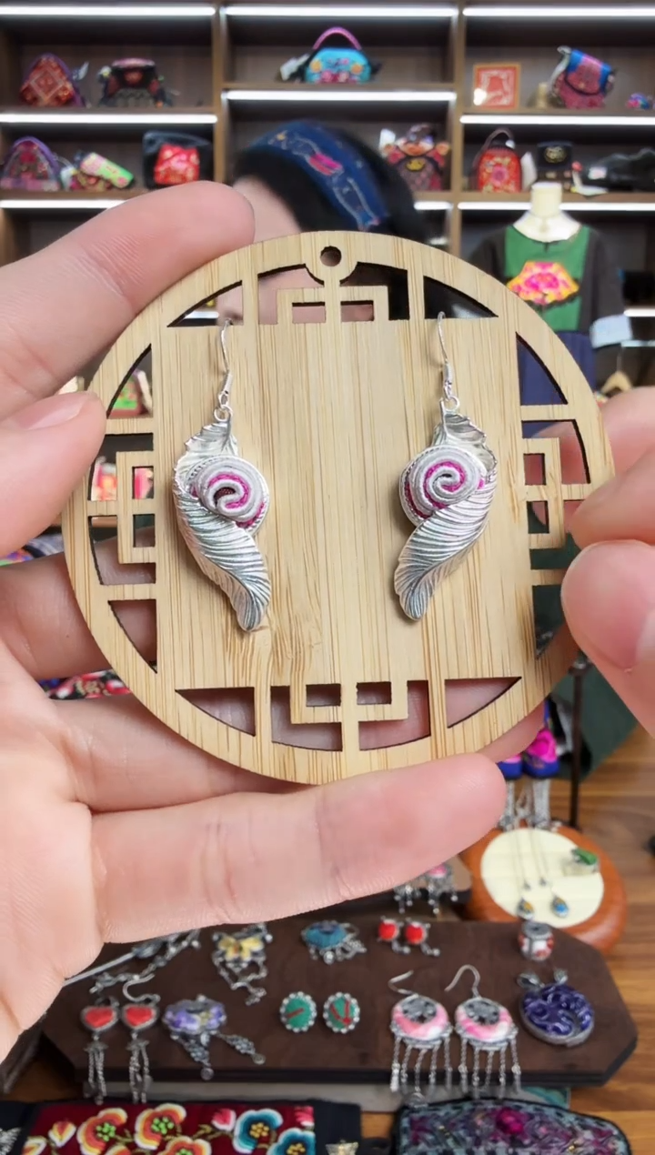 【闪购商品】织绣13蒙阿苏苗绣传承