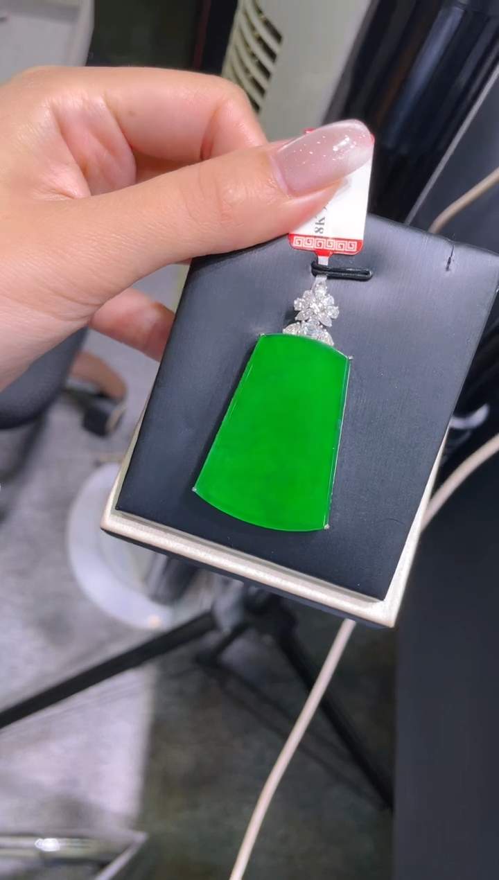 【闪购商品】翡翠吊坠(赠链)18K金镶嵌A80