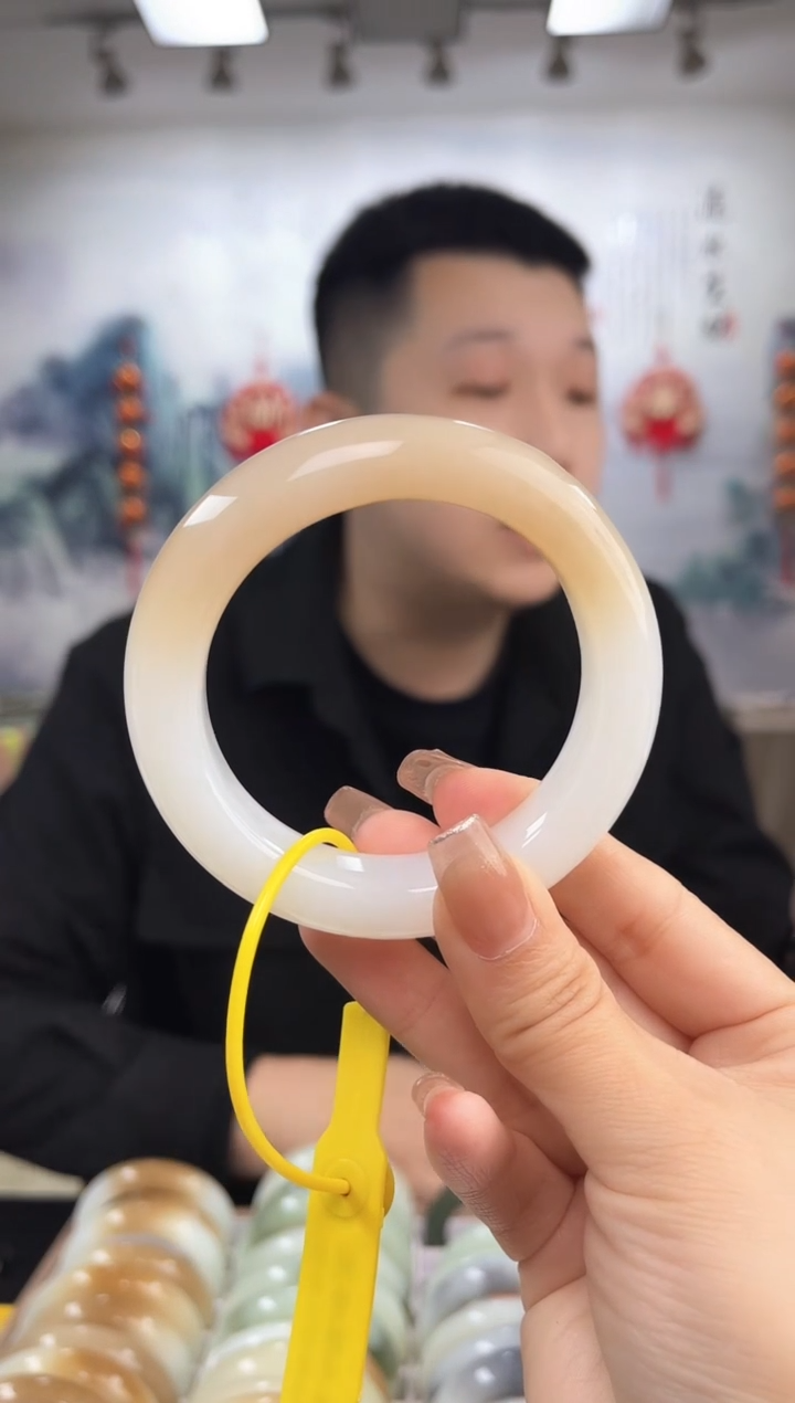 【闪购商品】和田玉手镯未镶嵌57圈口仅一只