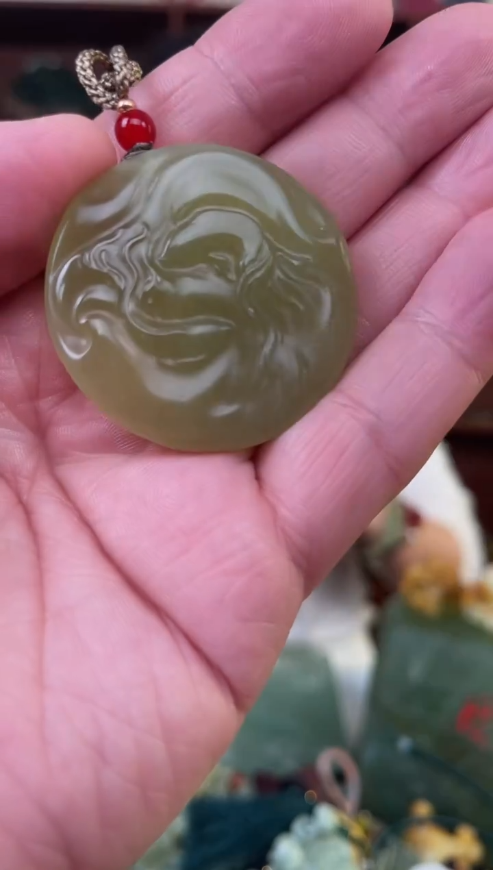 未镶嵌蛇纹石玉颈饰`