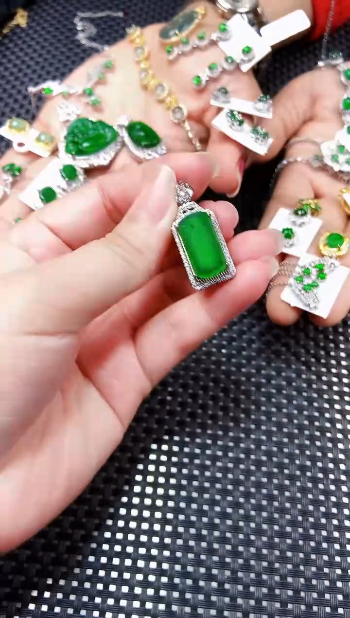 【闪购商品】翡翠吊坠(不含链)未镶嵌111111111