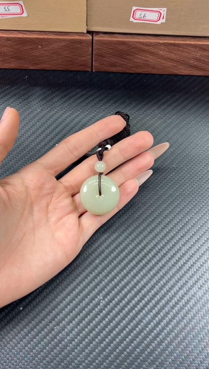 吊坠(赠链)未镶嵌和田玉且末迪克兰二细微色差平安扣L