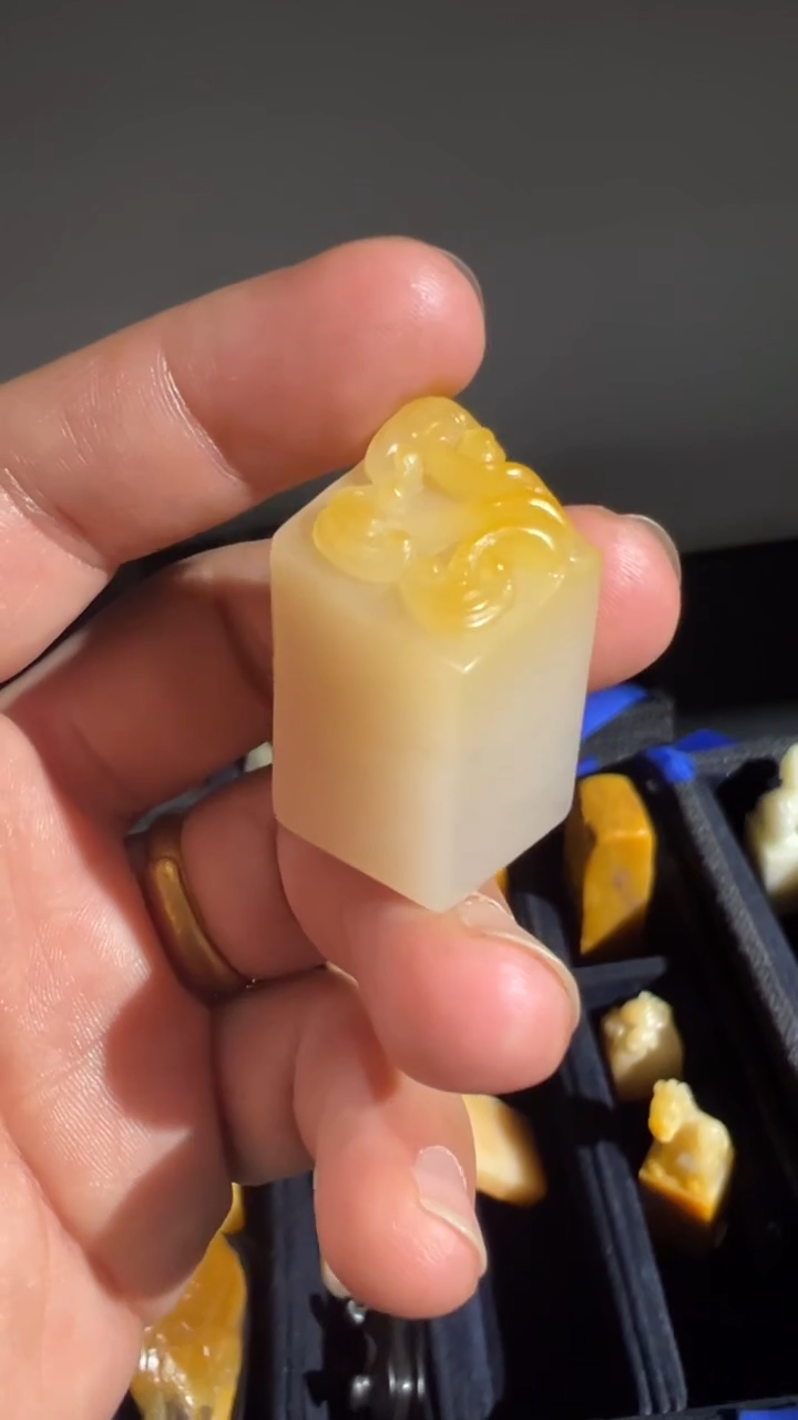 【闪购商品】田黄石金包银灵芝雕钮
