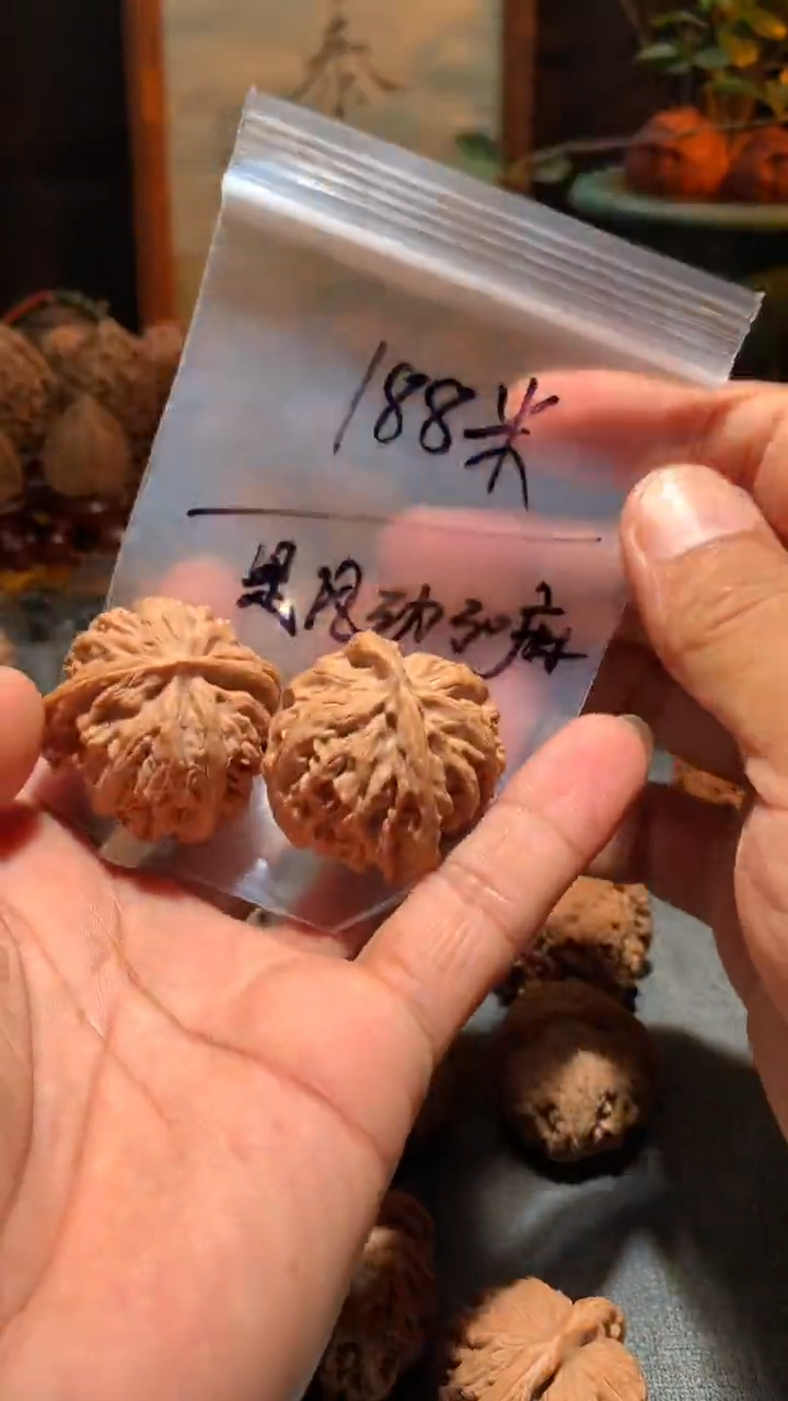 把件桃核是***嘛丰泰文玩  苹果园  39  尺寸左右
