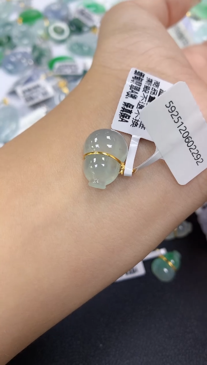 颈饰18K金镶嵌翡翠a货假一赔三支持复检百元上9元证书费自理