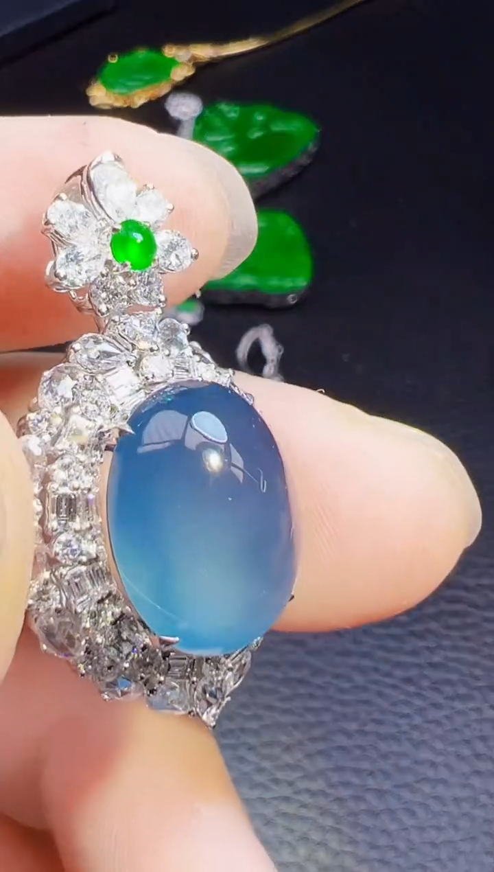 颈饰18K金镶嵌翡翠杏*翡翠