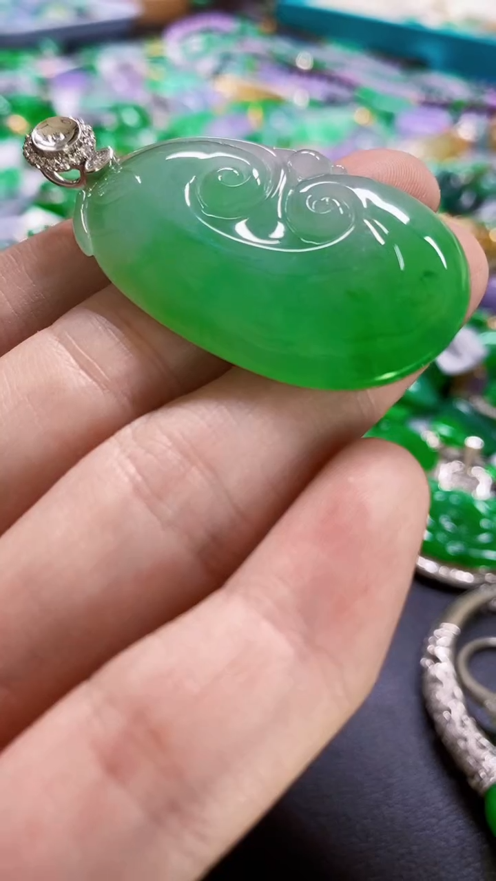 颈饰18K金镶嵌翡翠如意