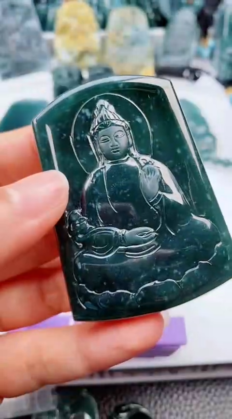 翡翠未镶嵌颈饰           