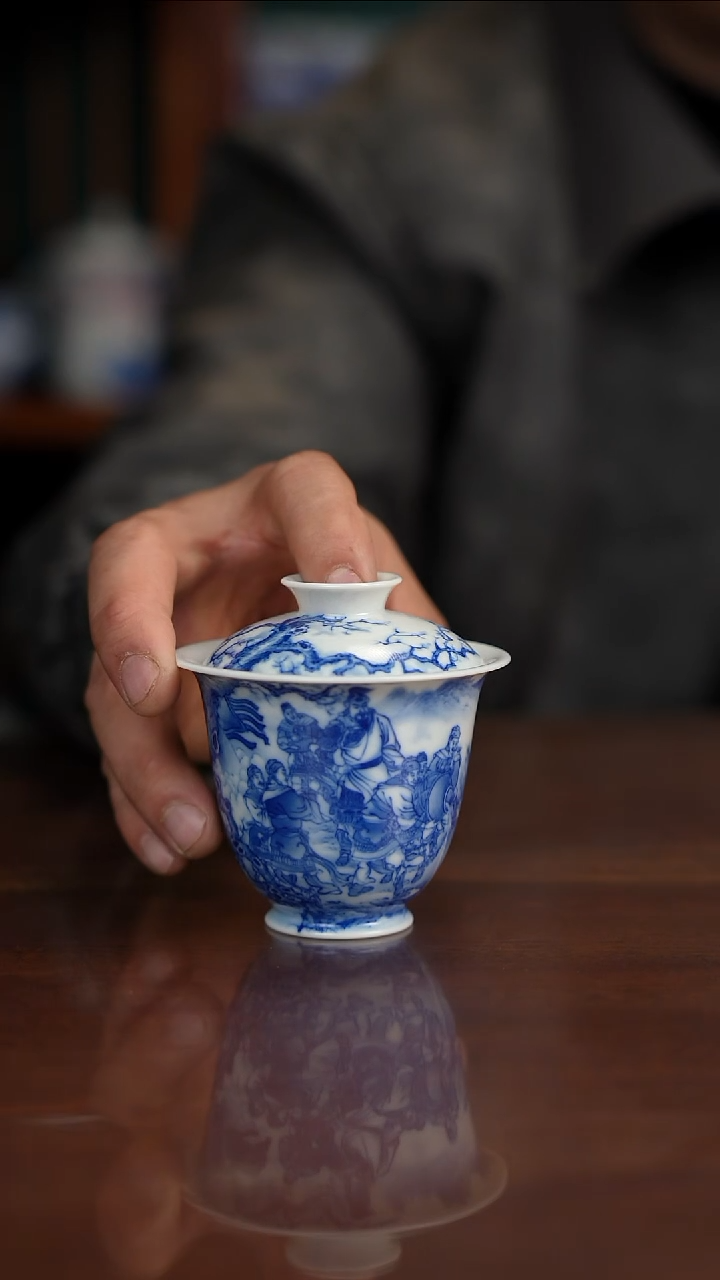 晓竹窑青花酒倾泉溪图盖碗