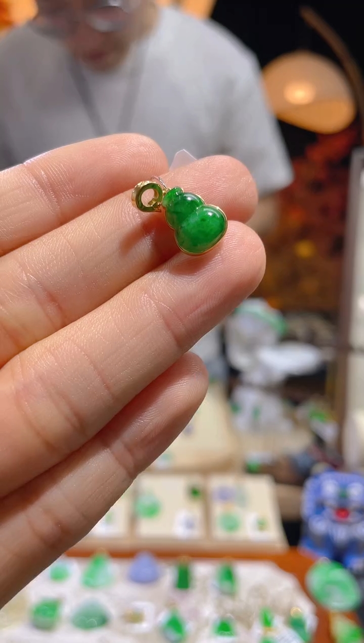 翡翠18K金镶嵌颈饰葫芦