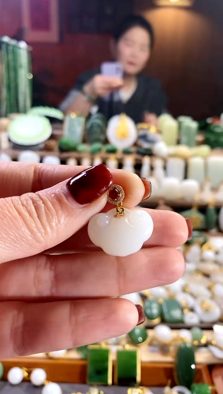 【闪购商品】和田玉吊坠18K金镶嵌。