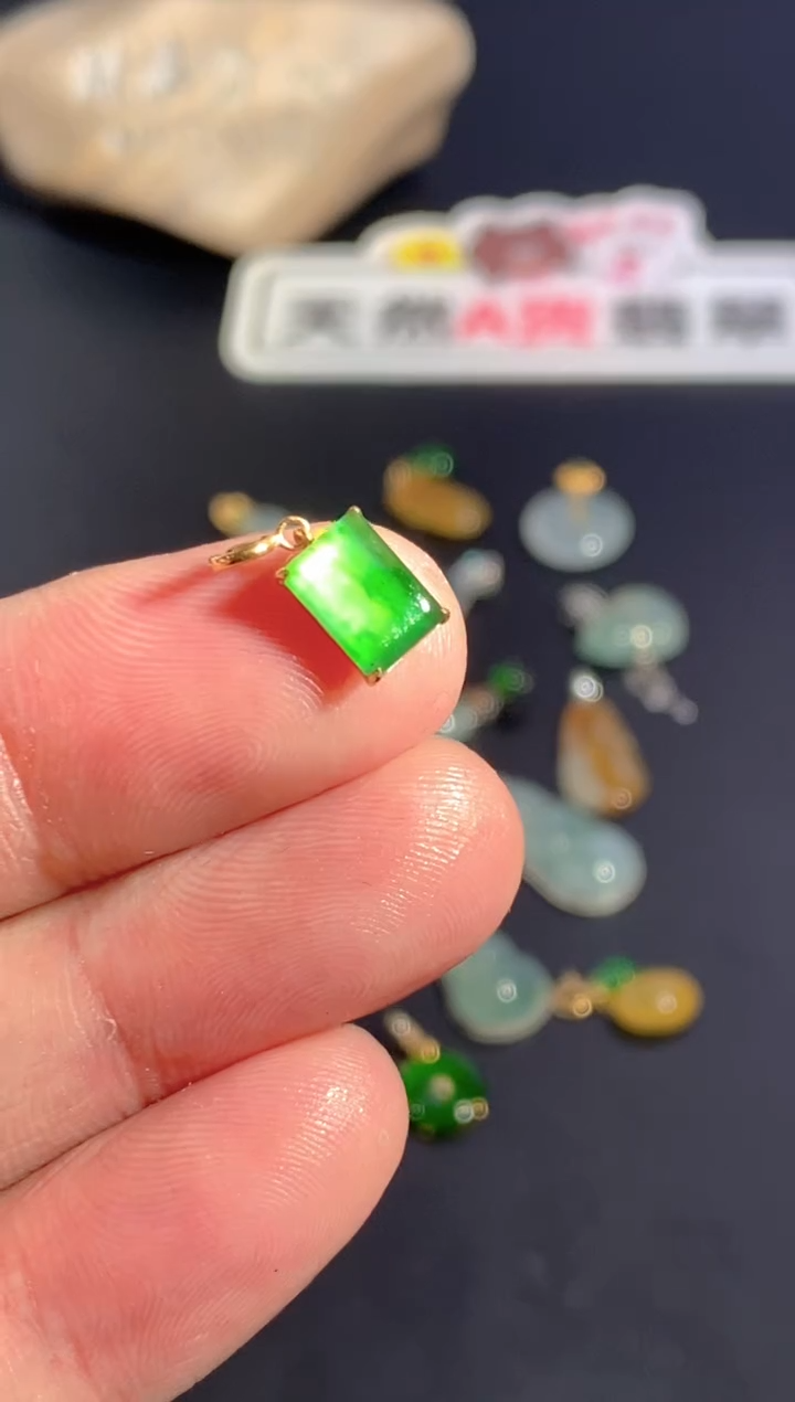 颈饰18K金镶嵌翡翠    