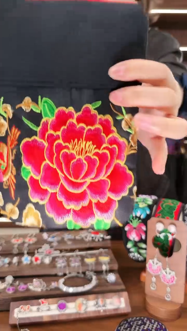 【闪购商品】织绣A41蚩梦苗族古绣