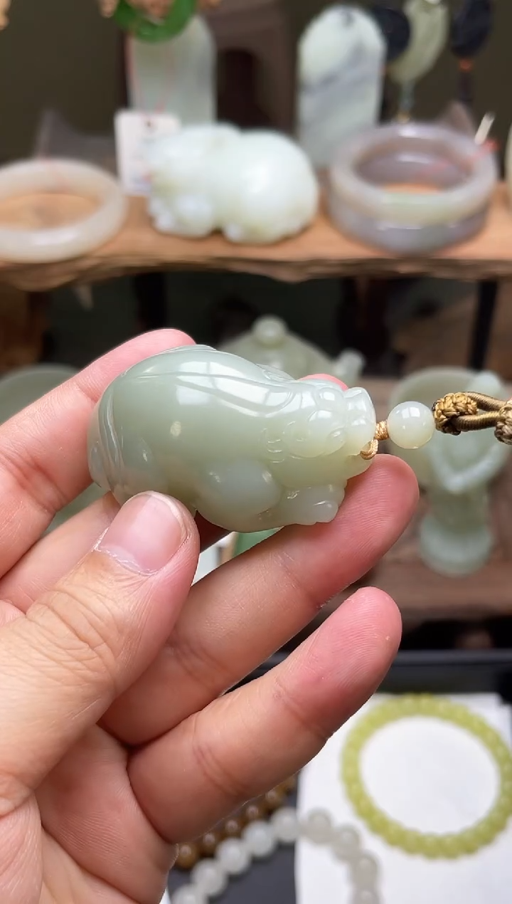 和田玉未镶嵌手把且末青白 貔貅 9008070