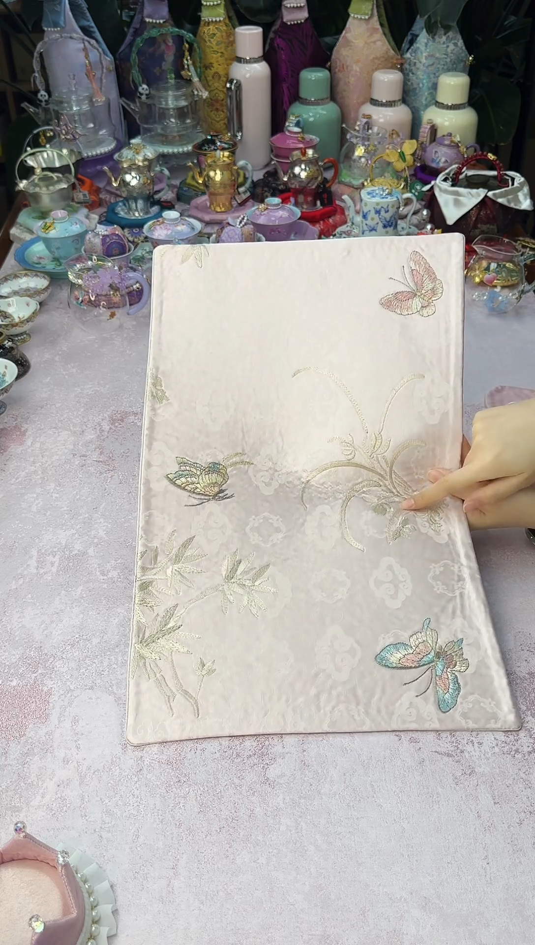 71粉色刺绣蝴蝶茶席