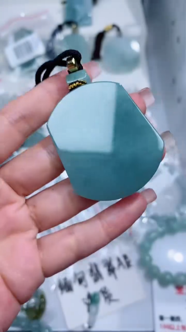 翡翠未镶嵌颈饰吊坠