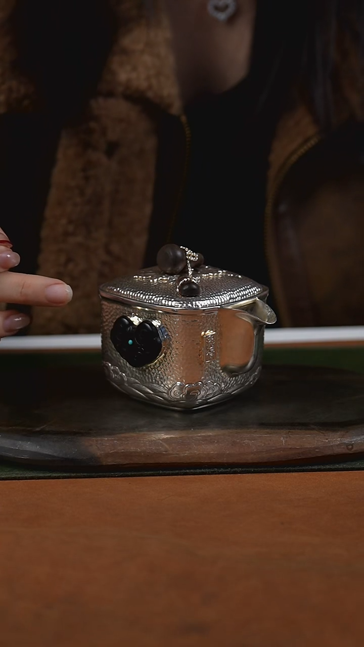 手工锤纹手抓四方壶