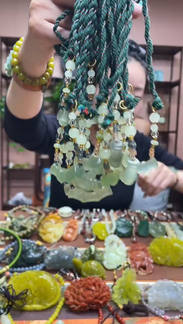 未镶嵌岫玉吊坠多样性发货发其中之一